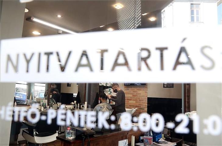 Hajvágás egy újranyitott miskolci szalonban 2021. április 7-én. (Fotó: MTI/Vajda János)