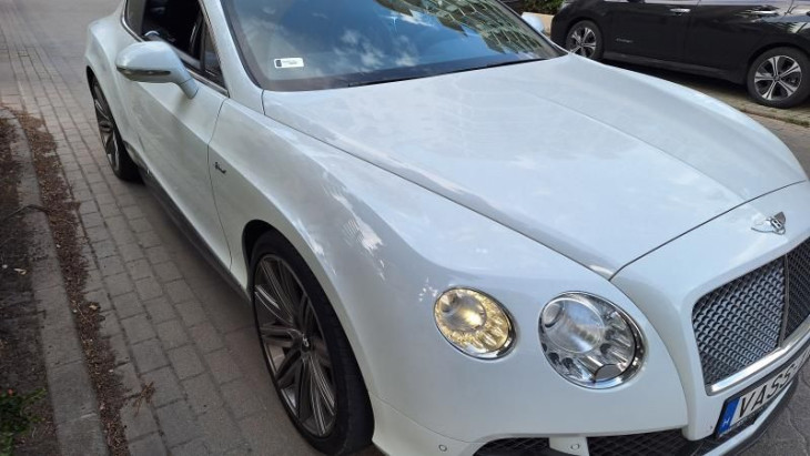 Ez a Bentley is új gazdára vár