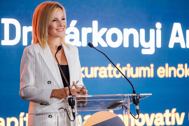 Várkonyi Andrea munka közben