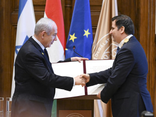 Budapest, 2025. április 4. Benjámin Netanjahu izraeli miniszterelnök (b) átveszi az egyetem tiszteletbeli polgára (Civis Universitatis Honoris Causa) címet Deli Gergely rektortól a Nemzeti Közszolgálati Egyetem (NKE) ünnepségén 2025. április 4-én. 
