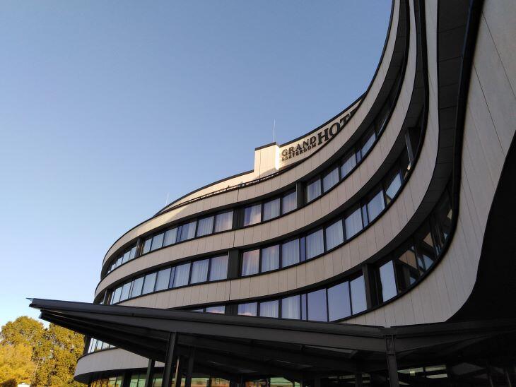 A Grand Hotel Esztergom büszkén áll az árvízveszélyes Prímás-szigeten
