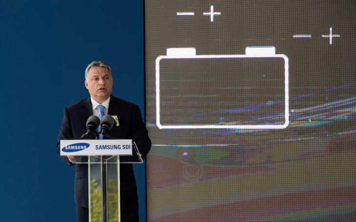 Orbán Viktor miniszterelnök beszédet mond a Samsung SDI gödi elektromos jármű akkumulátor gyárának nyitóünnepségén. Fotó: MTI/Szigetváry Zsolt