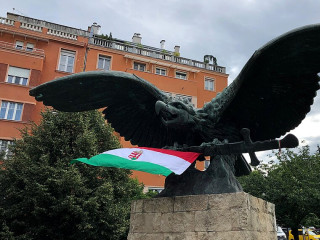 A XII: kerületi turul szobor