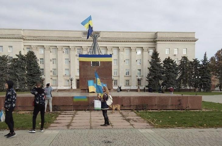 A város főterét gyorsan ukrán és uniós zászlókkel díszítették fel (Fotó: Twitter)