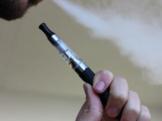 Illegálisan e-cigit árusítókkal szemben indult állami össztűz