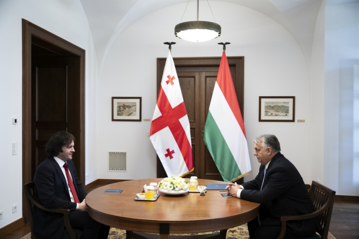 Orbán Viktor miniszterelnök és Irakli Kobahidze georgiai kormányfő tárgyalása a Karmelita kolostorban 2024. április 25-én. Két nappal a georgiai választások után Tbilisziben is asztalhoz ülhetnek. 