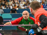 Major Endre a brit Robert Davies elleni mérkőzésen a 2024-es párizsi nyári paralimpiai játékokon a férfi asztalitenisz MS8 kategóriájának elődöntőjében a Dél-párizsi Arénában 2024. szeptember 4-én
