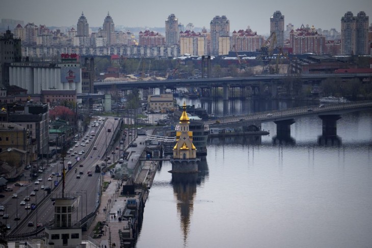 Április 6-i kép a kijevi Csodatévő Szent Miklós-templomról a Dnyeper folyón