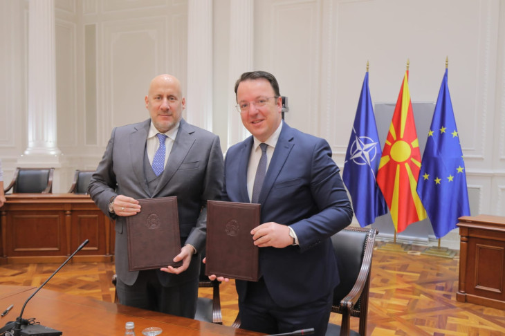 Jászai Gellért és Aleksandar Nikoloski az aláírási ceremónián Szkopjéban