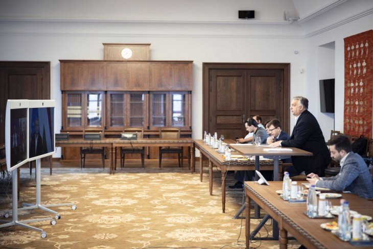 Orbán Viktor miniszterelnök videókonferencián tárgyal Charles Michellel, az Európai Tanács elnökével, valamint a horvát, a belga, a luxemburgi, a szlovák és a svéd miniszterelnökkel a Karmelita kolostorban Fotó: MTI/Miniszterelnöki Sajtóiroda/Fischer Zoltán