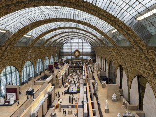 Látogatók a párizsi Musée d'Orsay-ban. Isszák a kultúrát