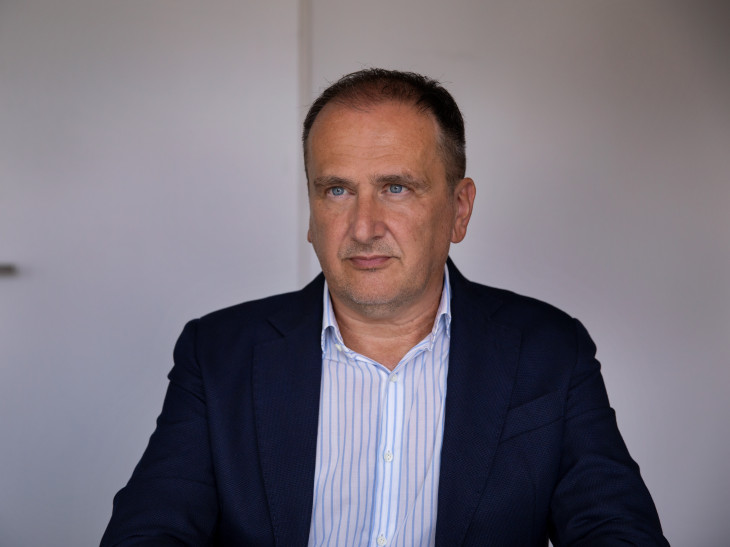 Powell mandátuma jövő tavasszal lejár, és az már biztosra vehető, hogy a jegybank szerepét is betöltő intézmény élére egy „galamb” hozzáállású, lazításpárti elnököt választhatnak majd meg