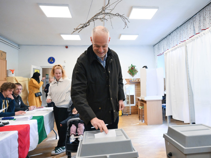 Szalay-Bobrovniczky Kristóf honvédelmi miniszter leadja szavazatát az országgyűlési választáson a Németvölgyi úti Mackós Óvodában kialakított szavazókörben 2026. április 12-én.