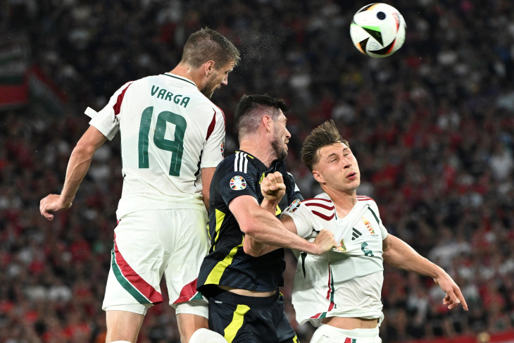 Varga Barnabás és Wilii Orbán küzd Scott McKennával a labdáért – a magyar csapat a skót fölé nőtt 