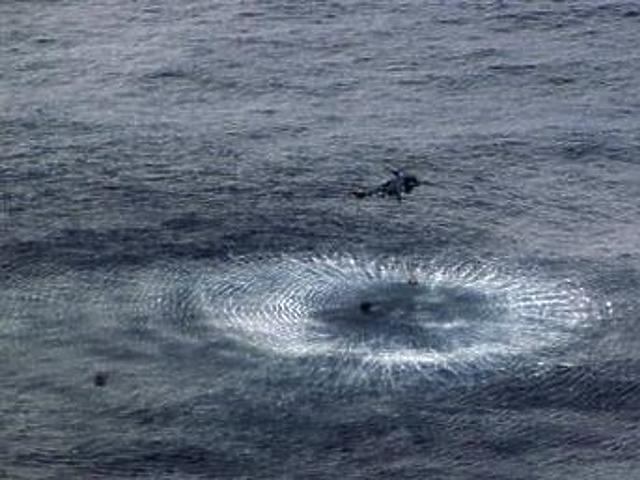 Helikopter szállítja el a tengerben talált roncsokat