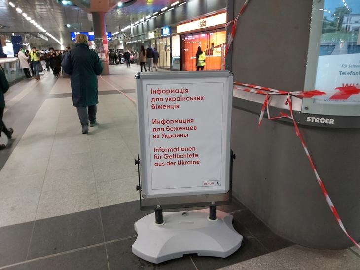 Információs tábla Berlinben ukrajnai menekülteknek. Fotó: Depositphotos