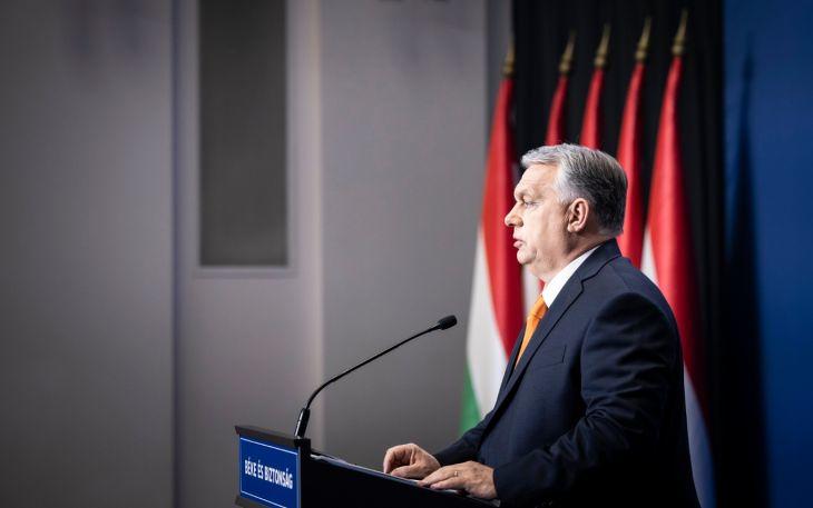 Orbán Viktor miniszterelnök nemzetközi sajtótájékoztatót tart a Karmelita kolostorban 2022. április 6-án. Fotó: MTI/Miniszterelnöki Sajtóiroda/Fischer Zoltán