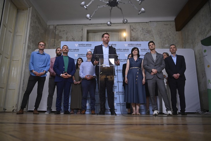 Megragadják az utolsó esélyt? Vitézy Dávid beszédet mond az önkormányzati választási eredményváró rendezvényén Budapesten 2024. június 10-én, körülötte LMP-s és más támogatói, segítői 