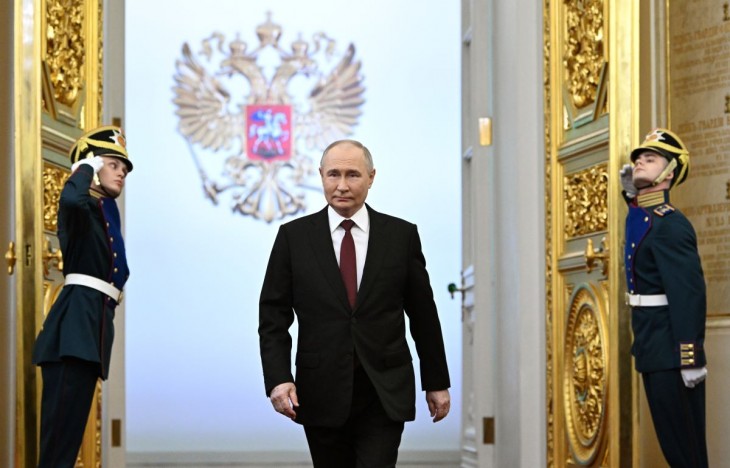 Vlagyimir Putyin újraválasztott orosz elnök a beiktatási ünnepségére érkezik a moszkvai Kremlben 2024. május 7-én. Az ötödik államfői mandátumát kezdő Putyin a szavazatok 87 százalékának elnyerésével győzött a márciusi elnökválasztáson 