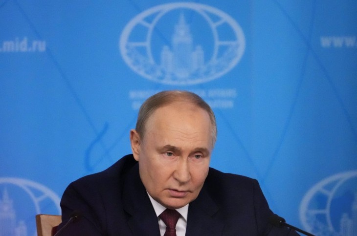 Vlagyimir Putyin orosz elnök a külügyminisztérium vezetőségével tartott megbeszélésen Moszkvában 2024. június 14-én. Putyin itt ismertette az Ukrajna ellen háborúzó Oroszország békefeltételeit