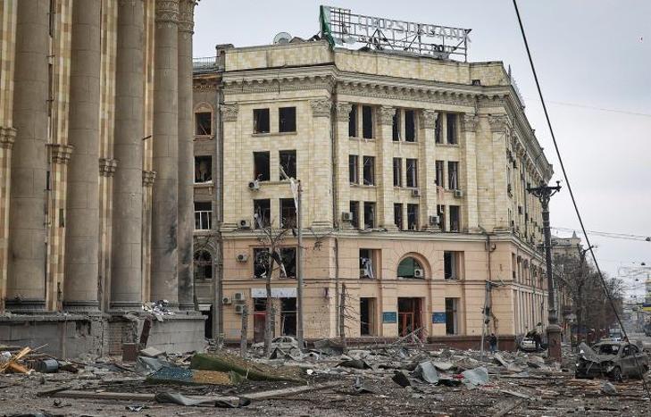 Harkiv, 2022. március 1. Orosz rakétatámadásban megrongálódott épület romjai Harkiv belvárosában 2022. március 1-jén. Fotó: MTI/EPA
