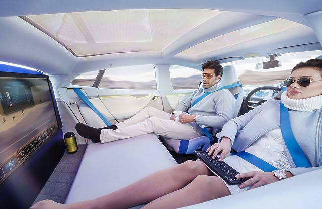 Aludni és szórakozni akarnak az emberek az önvezető autókban
