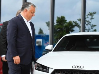 Orbán Viktor a győri Audi-gyárban 2020 júniusában. Fotó: MTI/Koszticsák Szilárd