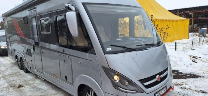 Méretes lakóbusz, sok extra kényelmi funkcióval