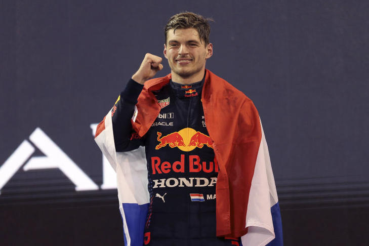 Max Verstappen, a Red Bull holland versenyzője ünnepel, miután megnyerte a Forma-1-es autós gyorsasági világbajnokság abu-dzabi futamát és ezzel az összetett világbajnoki címet is (Fotó: MTI/AP POOL/Kamran Dzsebreili)