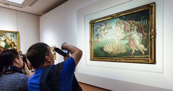 Az elmúlt években jó néhány egyedülálló festmény került elő családi örökségekből. Képünk illusztráció, 2016-ban készült az Uffizi Képtárban Sandro Botticelli Vénusz születése című képe előtt