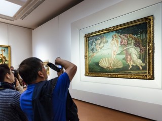 Az elmúlt években jó néhány egyedülálló festmény került elő családi örökségekből. Képünk illusztráció, 2016-ban készült az Uffizi Képtárban Sandro Botticelli Vénusz születése című képe előtt