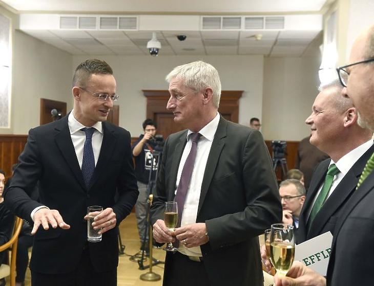 Szijjártó Péter külgazdasági és külügyminiszter, Jürgen Freitag, a Schaeffler-csoport telephely-fejlesztésért felelős vezetője és Szigeti Tibor, a Schaeffler Savaria Kft. ügyvezető igazgatója (b-j) a Schaeffler Savaria beruházásáról tartott sajtótájékoztatón (Fotó: MTI/Bruzák Noémi)