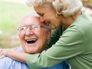 Örülhetnek a nyugdíjasok: egy összegben kapják meg a 13. havi járandóságukat