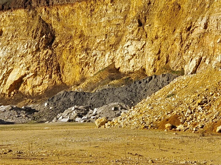 Építési hulladékkal töltik fel a gánti kőbányát Hadházy Ákos szerint. Fotó: Facebook/Hadházy Ákos 
