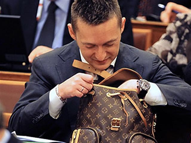 A magyar politikusok között is van, aki jó célpontja a luxustermékek gyártóinak