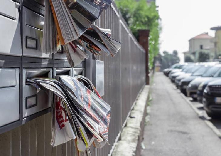 Jellemző kép: szóróanyagoktól duzzadó postaládák