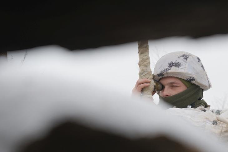 Ukrán katona a kelet-ukrajnai Luhanszk közelében (Fotó: MTI/AP/Vadim Ghirda)
