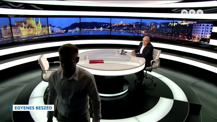 A pillanat, amikor Magyar Péter otthagyja az Egyenes Beszéd stúdiójában Rónai Egon műsorvezetőt. Kép forrása: Youtube / ATV