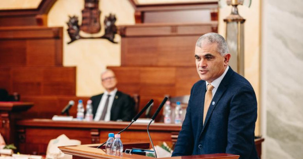 Szabó Péter az Országos Bírói Tanács elnöke épp ügyvédekhez szól