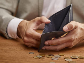 Nagy meglepetés érkezett a hipermarketekből a nyugdíjasoknak