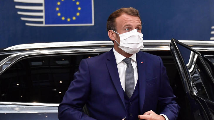 Hiába a védekezés, Macron is megfertőződött (Fotó: MTI/EPA/AFP pool/John Thys)