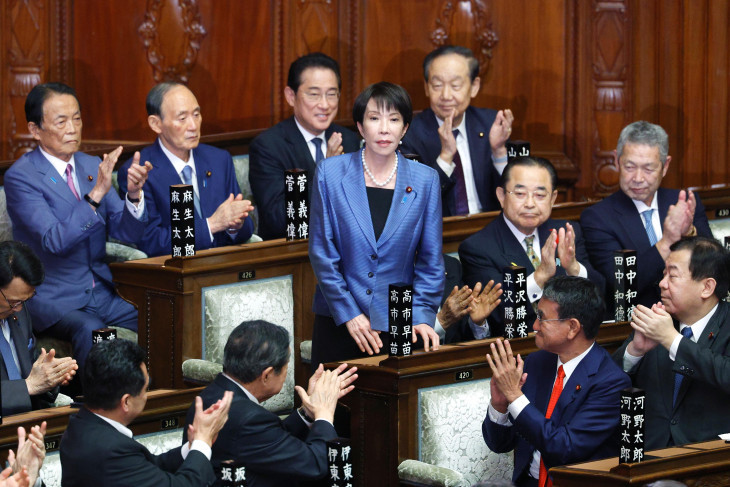 Takaicsi Szanae egyik legfontosabb kihívása, hogy végre beindítsa az évtizedek óta stagnáló japán gazdaságot