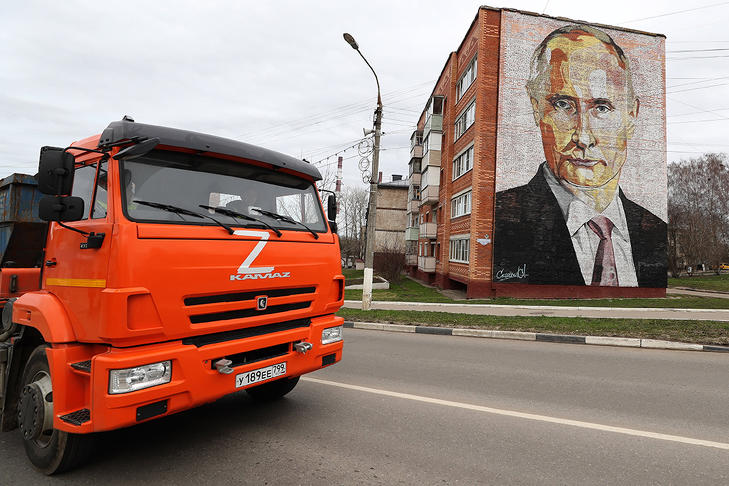 Ez már a sztálinizmus, vagy csak annak látszik? Az ukrajnai háborúban az orosz hadsereg járműveit jelölő Z betűt festették egy teherautó elejére, amely Vlagyimir Putyin orosz elnököt ábrázoló falfestmény mellett halad el a Moszkvai területen fekvő Kashirában 2022. április 20-án. Fotó: MTI/EPA/Makszim Sipenkov 