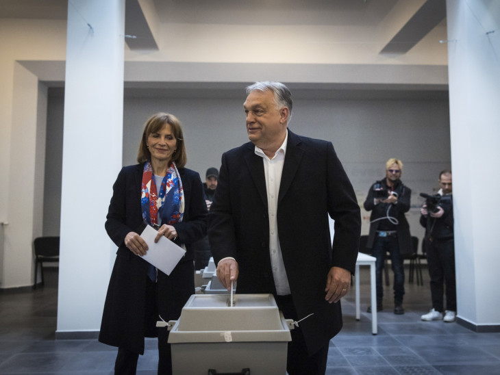 Orbán Viktor miniszterelnök, a Fidesz elnöke és felesége, Lévai Anikó leadja szavazatát az országgyűlési választáson Budapesten, a Zugligeti Általános Iskolában kialakított szavazókörben 2026. április 12-én.