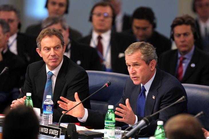 Tony Blair és George W. Bush 2002-ben egy NATO-Oroszország találkozó ülésén