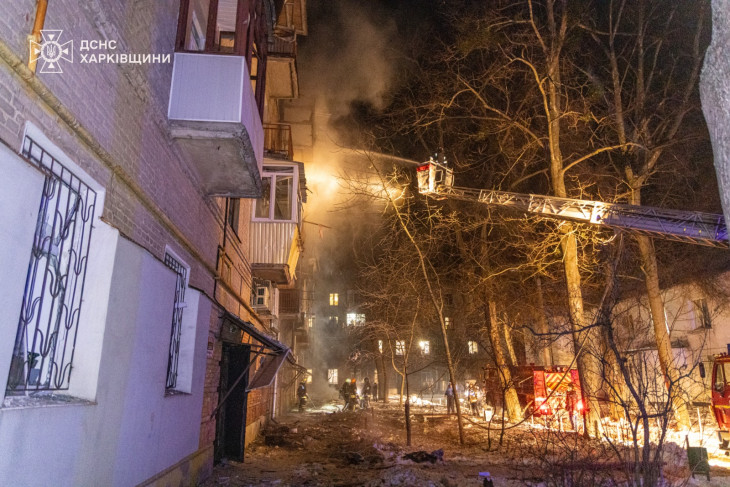 Ukrán tűzoltók oltják a lángokat egy orosz támadás után 