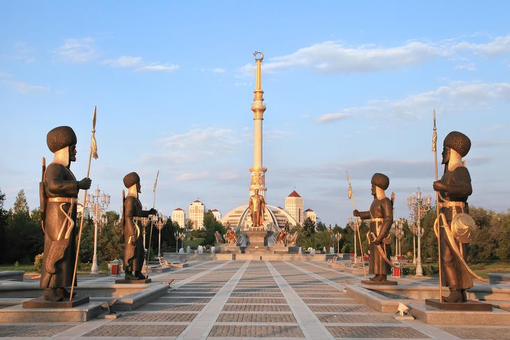 A Függetlenségi Emlékmű Türkmenisztánban - innen indul majd a Globális biztonsági stratégia? Fotó: Depositphotos