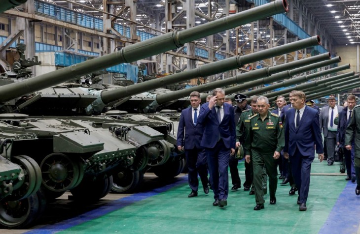 Szergej Sojgu orosz védelmi miniszter egy omszki fegyvergyárba látogat 20224. április 19-én, az Ukrajna elleni orosz háború alatt. Az üzem T-80BVM harckocsikat és TOSZ-1A Szolncepjok nehézlángszóró- és termobárikus rakéta-sorozatvetőket gyárt