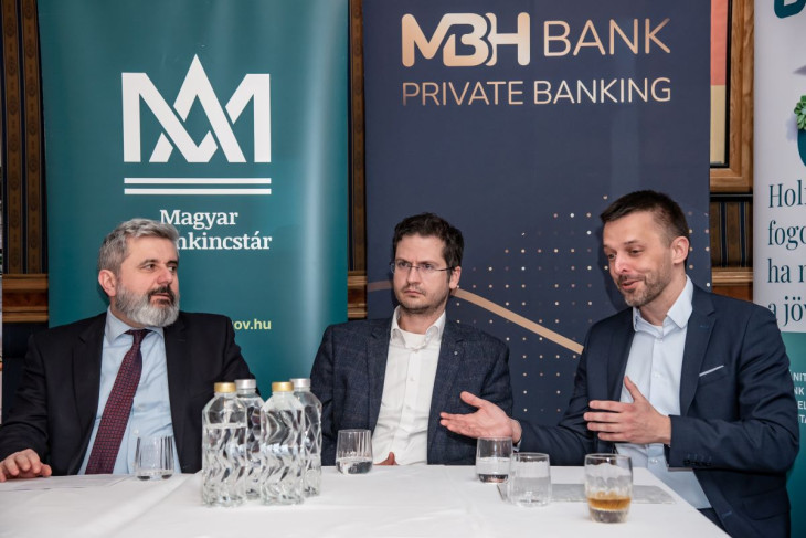 Ahogy mindig, most is jó hangulatban telt a sajtótájékoztató. Balra Tavaszi Zsolt, mellette Erdélyi Zombor és Pleschinger Gyula 