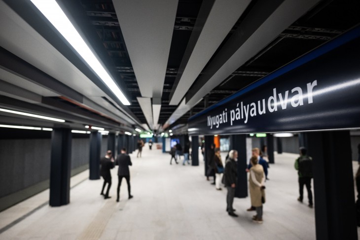 Utasok az M3-as metróvonal felújított Nyugati pályaudvari állomásán az átadója napján, 2023. március 20-án. Fotó:  MTI/Mónus Márton